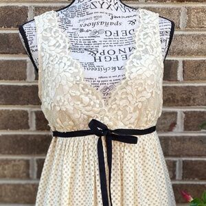 BCBG MaxAzria NWT $400!  Ivory Party Eve Dress Lace V neck Size 6 Cream,
